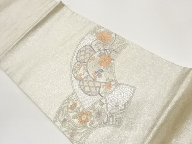 相良刺繍銀彩地紙に秋草・古典柄模様開き名古屋帯（額縁仕立て）